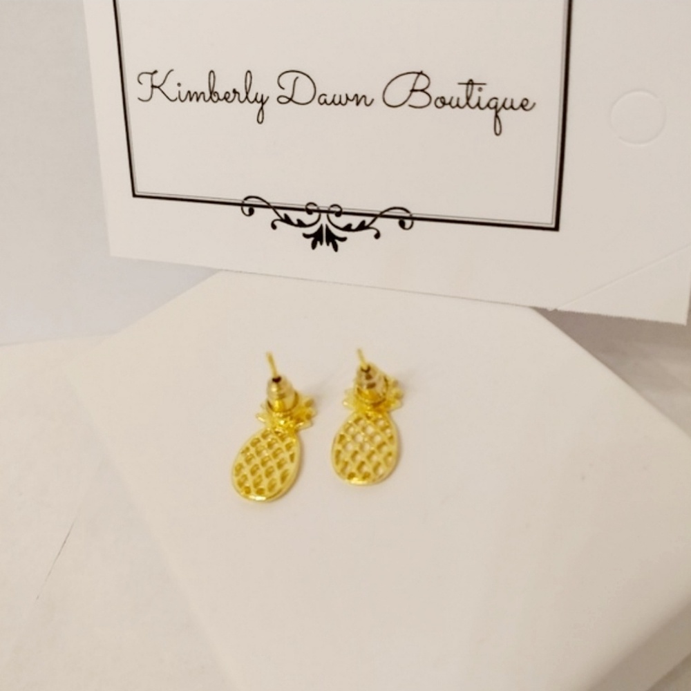 🆕️ Dainty Gold Hollow Out Pineapple Earrings - Picture 2 of 8